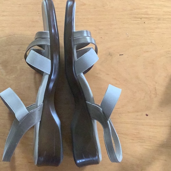 Women’s sandals. Beige/tan.  Munro size 9m but run narrow. Like new. - Picture 2 of 4